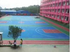 学校操场篮球场