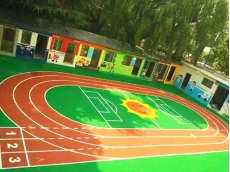 幼儿园操场跑道与人造草坪球场